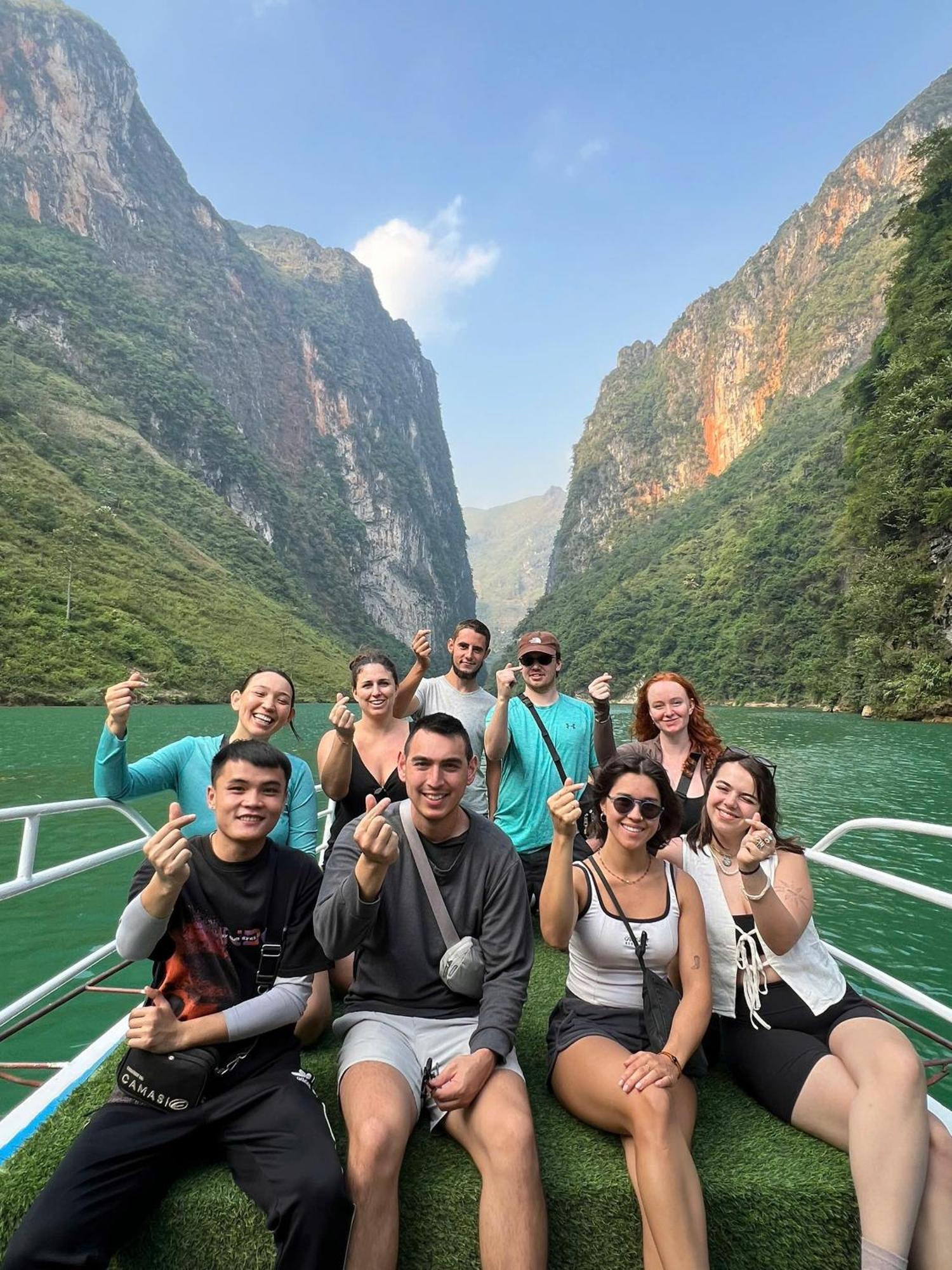 Hg Hostel Provide Tours & Motorbikes Ha Giang Bagian luar foto
